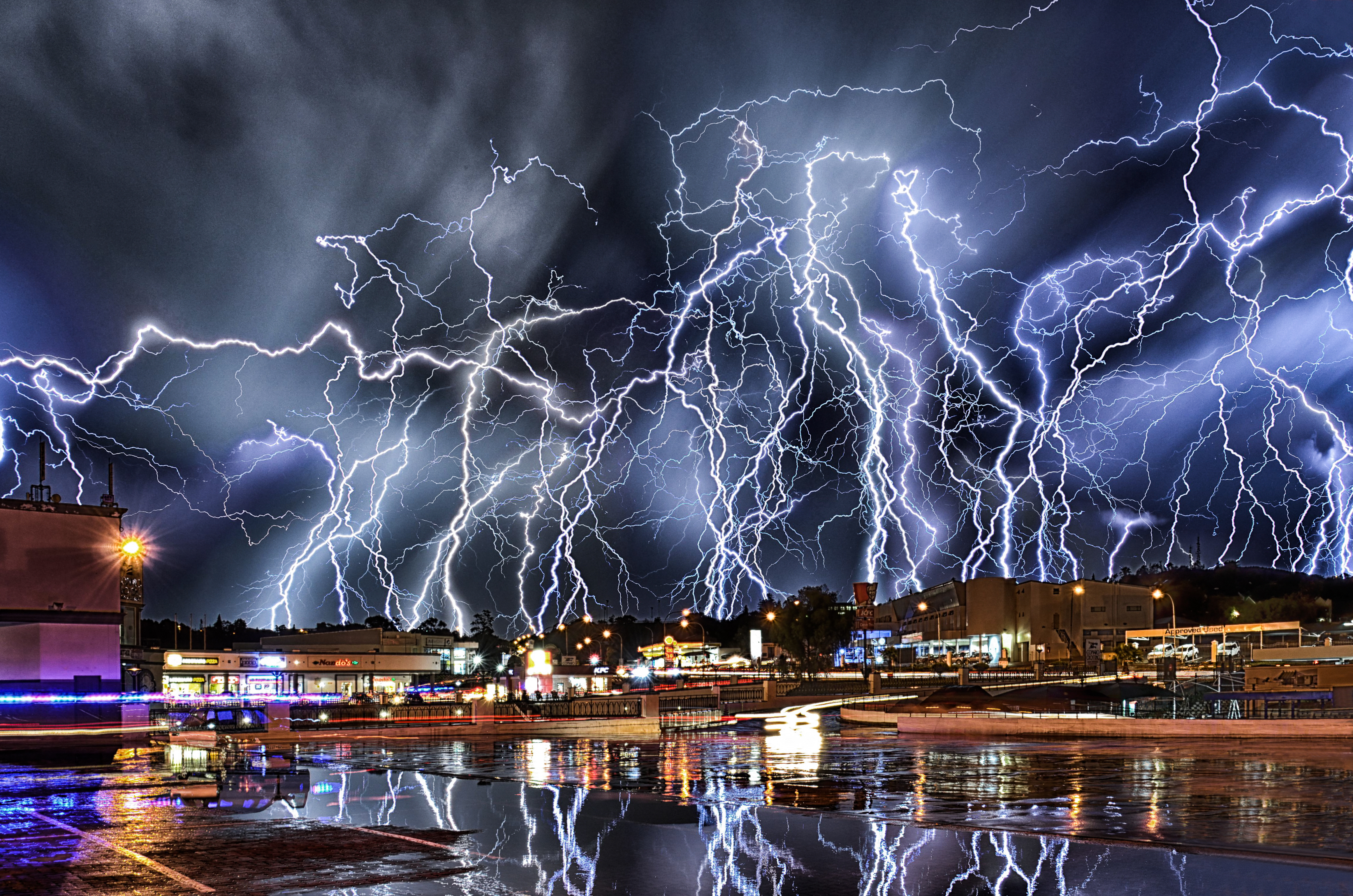 Extreme Electric Storm – PicFlick